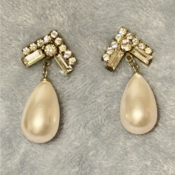 Vintage Faux Pearl drop earrings with Rhinestone’s. - Picture 8 of 16
